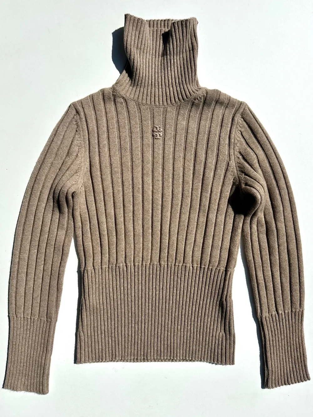 Tory Burch 100% Cashmere F/W’22 Logo Ribbed Turtleneck Sweater in Taupe, M
